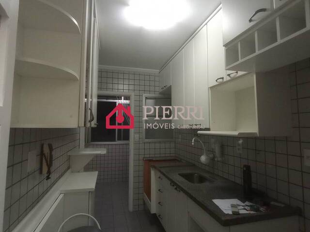 cozinha repleta de armários